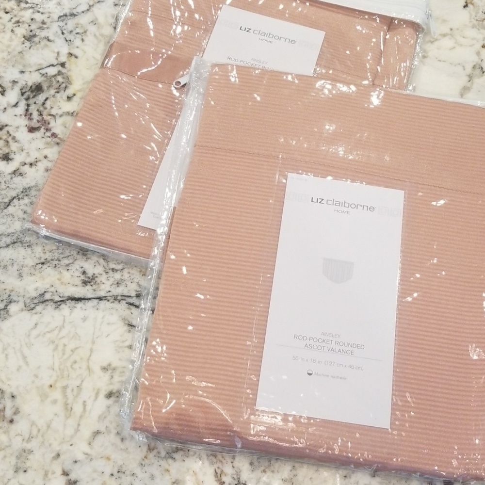 NWT ainsley Claiborne valance set, peachypink hue